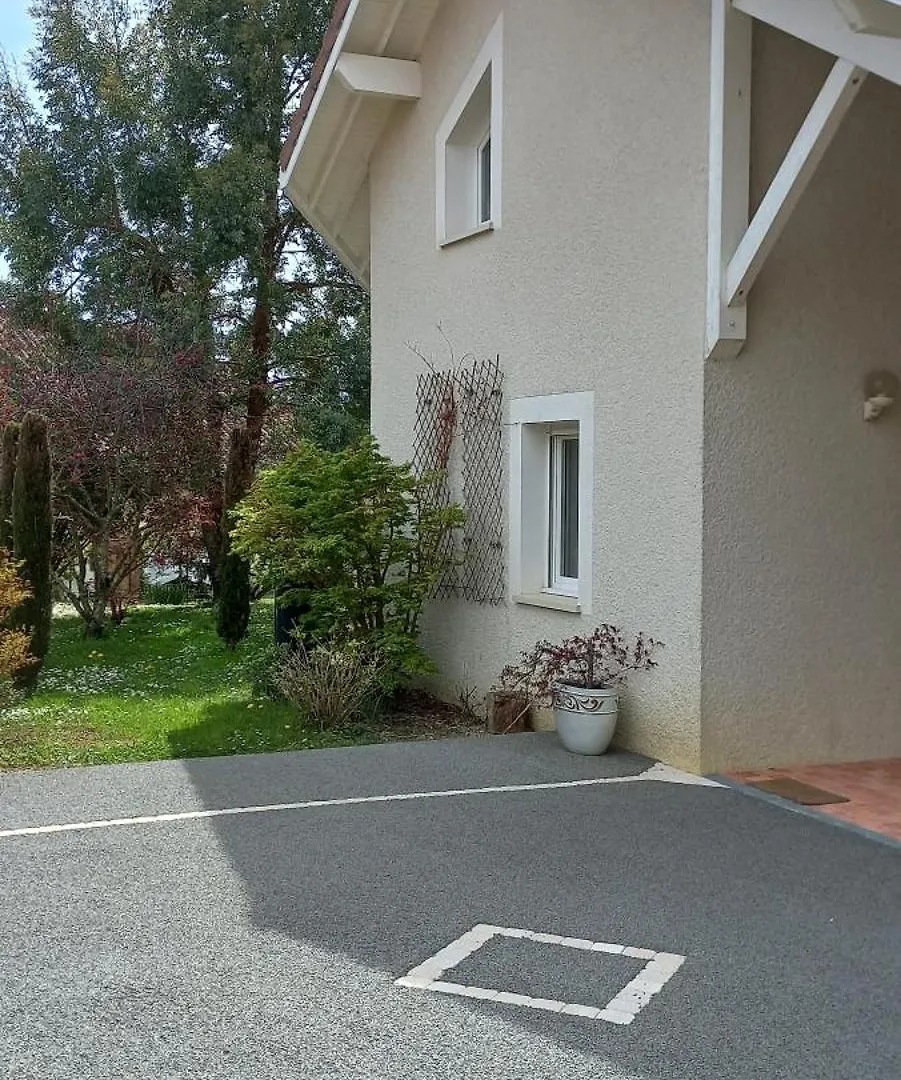 60 M2 Etage Nuit Complet Pour Vous 1 Ch Sdbain Salon Bureau Bibliotheque Et Au Rdec Cuisine Partagee Avec Hote Cras  Homestay Cras (Isere)