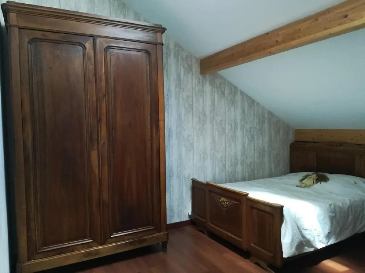 60 M2 Etage Nuit Complet Pour Vous 1 Ch Sdbain Salon Bureau Bibliotheque Et Au Rdec Cuisine Partagee Avec Hote Cras  Cras (Isere)