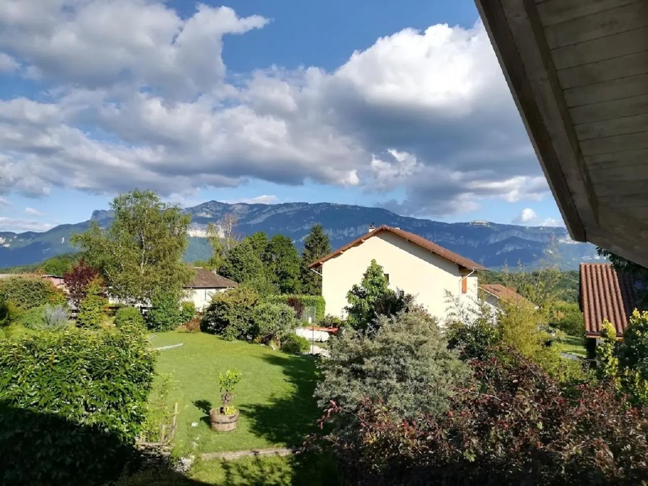 60 M2 Etage Nuit Complet Pour Vous 1 Ch Sdbain Salon Bureau Bibliotheque Et Au Rdec Cuisine Partagee Avec Hote Cras  Homestay Cras (Isere)