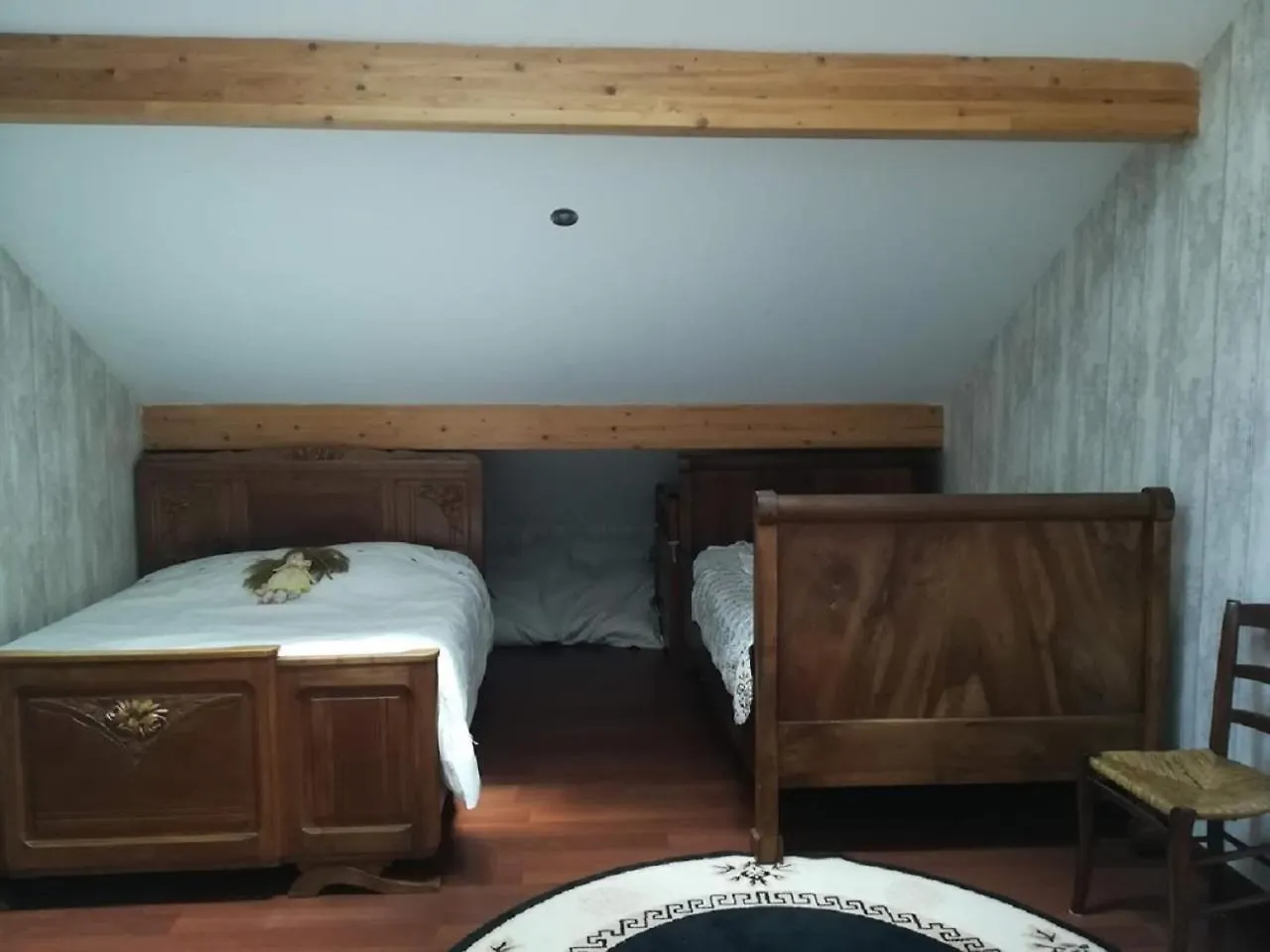 60 M2 Etage Nuit Complet Pour Vous 1 Ch Sdbain Salon Bureau Bibliotheque Et Au Rdec Cuisine Partagee Avec Hote Cras  0*, Cras (Isere)