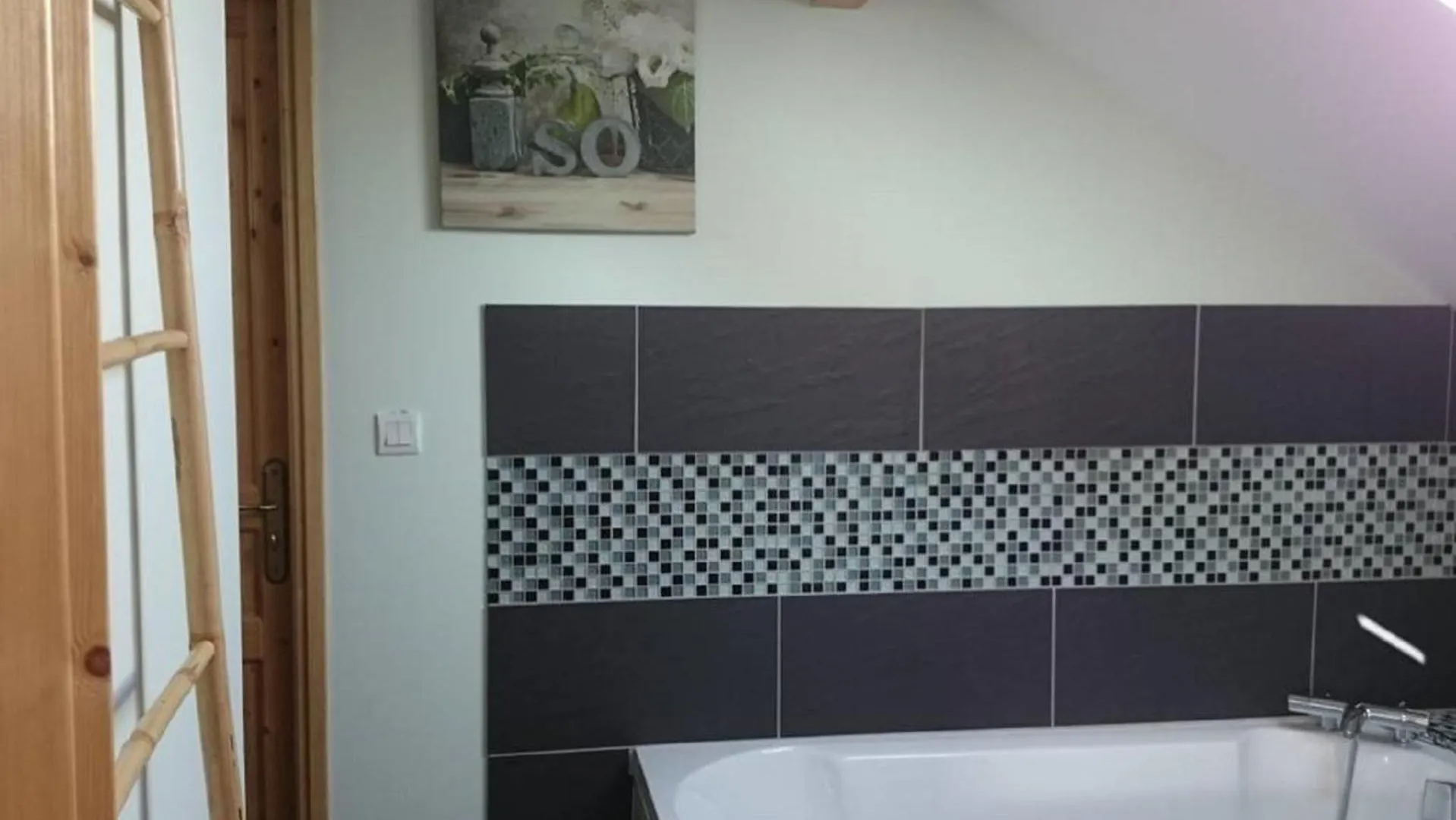 Homestay 60 M2 Etage Nuit Complet Pour Vous 1 Ch Sdbain Salon Bureau Bibliotheque Et Au Rdec Cuisine Partagee Avec Hote Cras