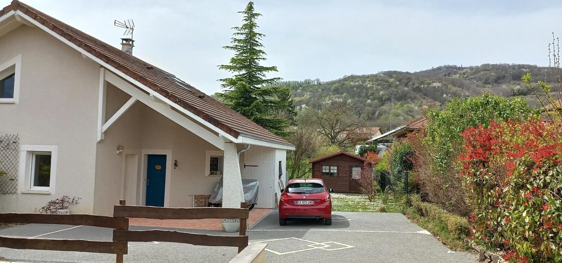 60 M2 Etage Nuit Complet Pour Vous 1 Ch Sdbain Salon Bureau Bibliotheque Et Au Rdec Cuisine Partagee Avec Hote Cras  0*, Cras (Isere) France