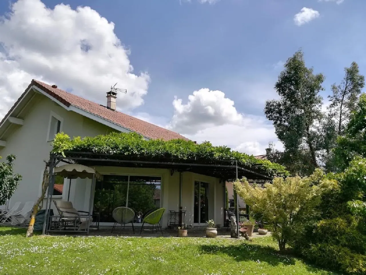 Homestay 60 M2 Etage Nuit Complet Pour Vous 1 Ch Sdbain Salon Bureau Bibliotheque Et Au Rdec Cuisine Partagee Avec Hote Cras  France